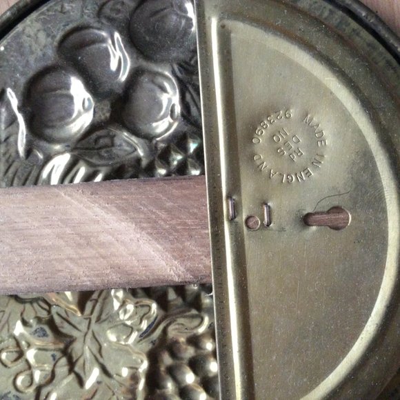 2 vintage wall hangers with brass fruits plate wood handle made in England - Picture 7 of 10